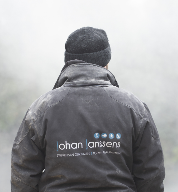 Het logo van Afbraakwerken Johan Janssens Kruibeke op de rug van een man zijn jas