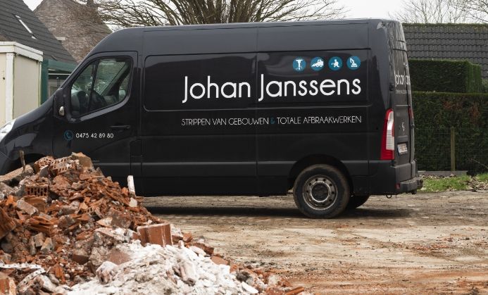 Een camionette van Afbraakwerken Johan Janssens Kruibeke